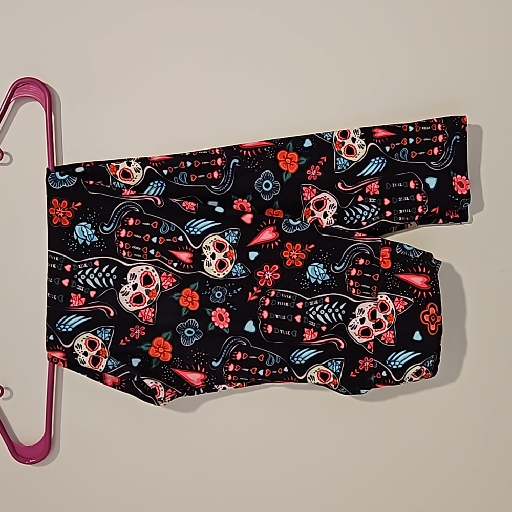 FABULEGS cat themed sugar skull pattern leggings Small heats flowers EUC